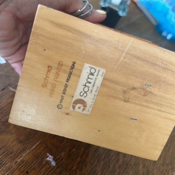 Vintage Disney “It’s A Small World” birdhouse Music Box - Picture 4 of 5